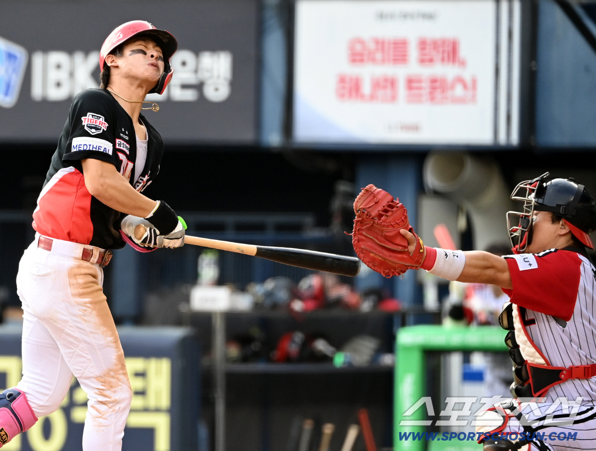 '많이 아파?' 사구 맞은 박찬호 향한 오스틴의 따뜻한 손길...'고통아…