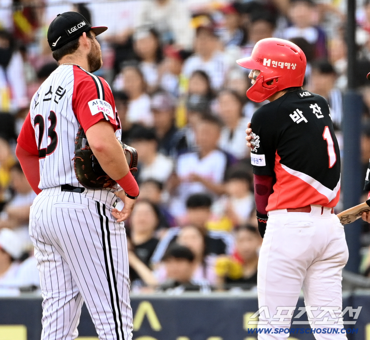 '많이 아파?' 사구 맞은 박찬호 향한 오스틴의 따뜻한 손길...'고통아…
