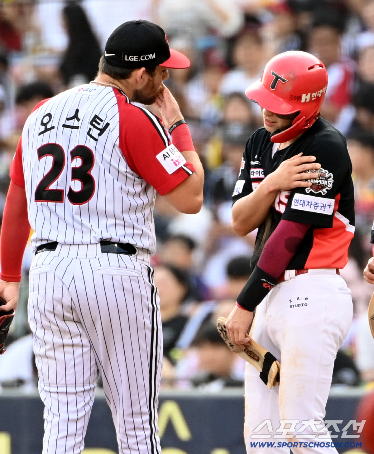 '많이 아파?' 사구 맞은 박찬호 향한 오스틴의 따뜻한 손길...'고통아…
