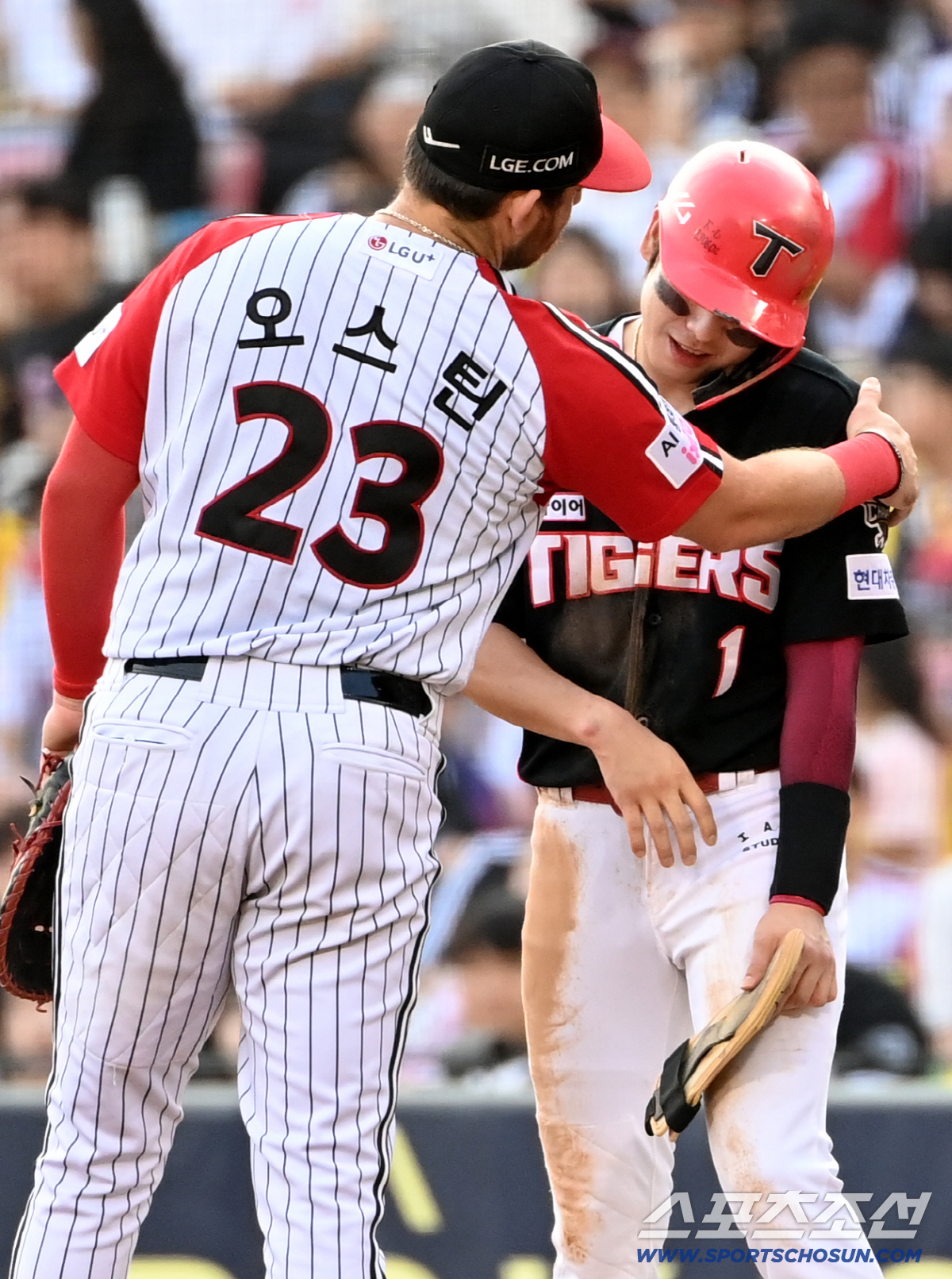 '많이 아파?' 사구 맞은 박찬호 향한 오스틴의 따뜻한 손길...'고통아…