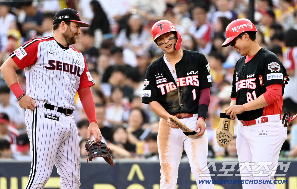 '많이 아파?' 사구 맞은 박찬호 향한 오스틴의 따뜻한 손길...'고통아…