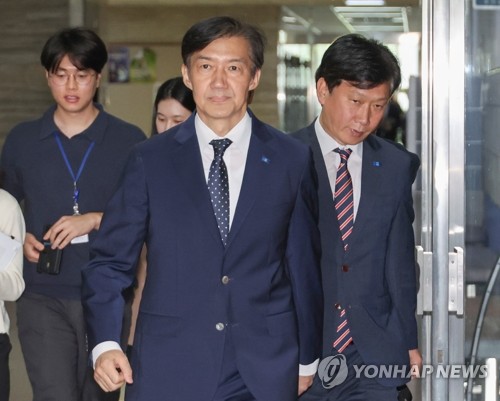 조국, 첫 비대위회의…성 비위 논란에 "책임지고 상처 치유"(종합)