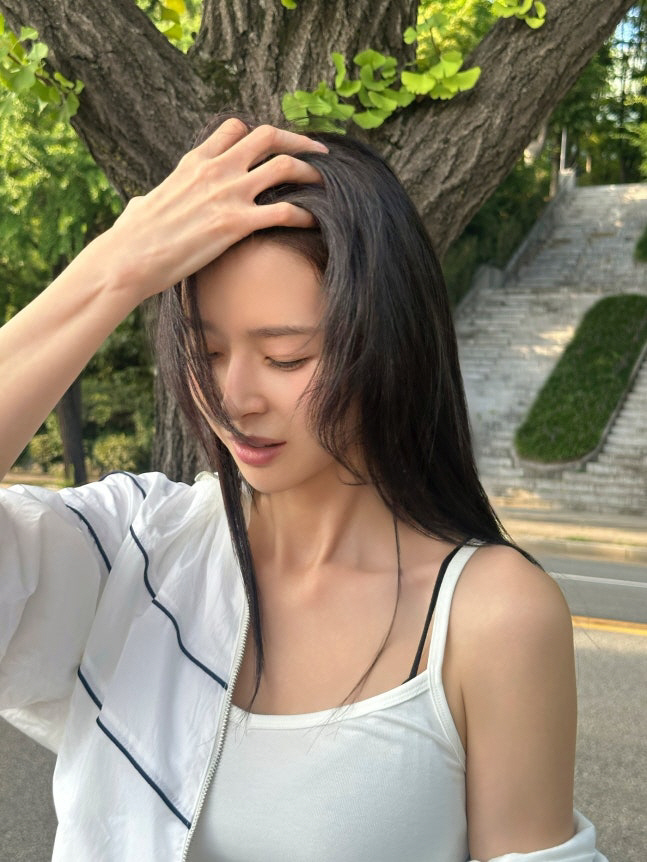 민소매 차림 권나라, 글래머러스+청량미 돋보인 근황 공개 [SCin스타]