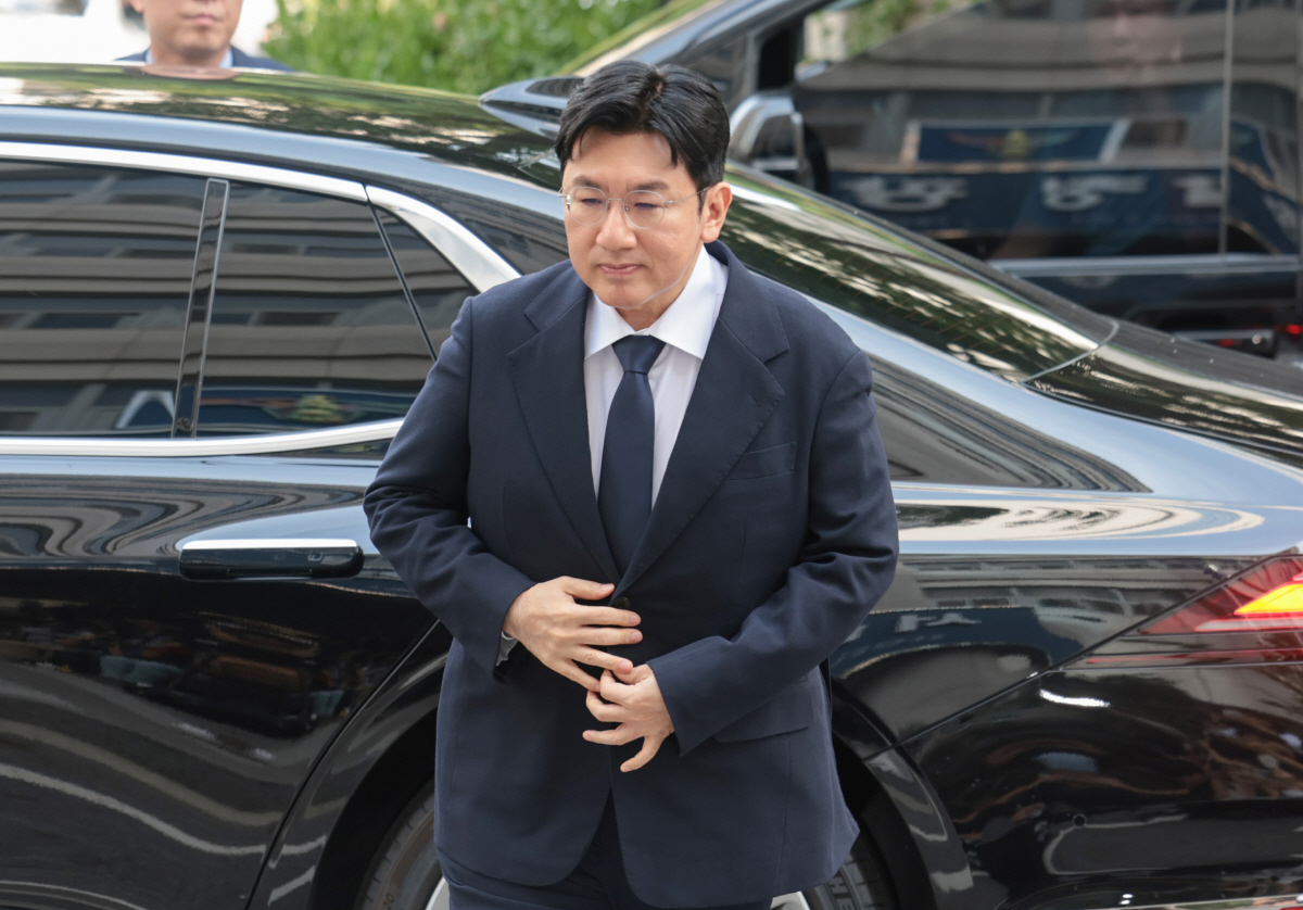 방시혁, 세단타고 경찰 출석…"심려 끼쳐 송구, 조사 성실히 임하겠다"[…