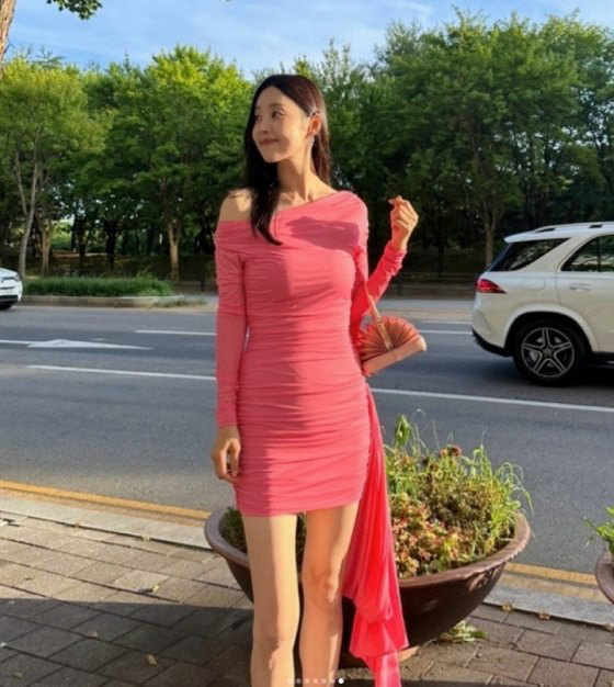 ‘172cm·51.5kg’ 한지혜, 핫핑크 드레스 시선 강탈[SCin스타…
