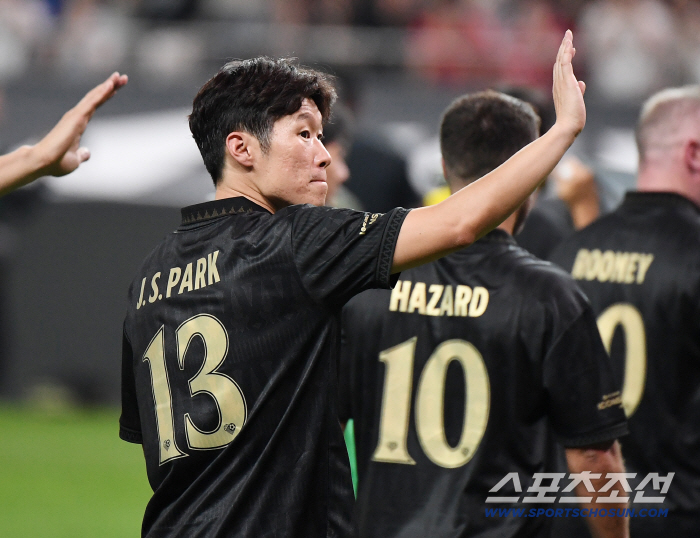 '그 시절 우리가 새벽에 깨어있던 이유' 박지성, 아이콘매치로 돌아온 잔디 위 '韓 축구 영웅'..."상당히 의미 있는 하루"[현장인터뷰]