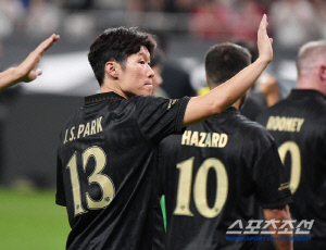 '그 시절 우리가 새벽에 깨어있던 이유' 박지성, 아이콘매치로 돌아온 잔디 위 '韓 축구 영웅'...