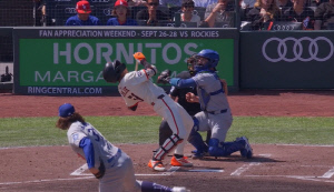 악! 다저스 글래스노우, 이정후 머리에 153km 위협구! → '매트릭스'처럼 피했다.. 천만다행