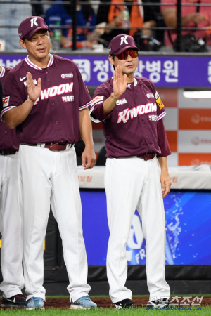 톨허스트 혼자 깨부수고, 문동주 8실점 굴욕 안기고...당신들 정체 대체 뭐야