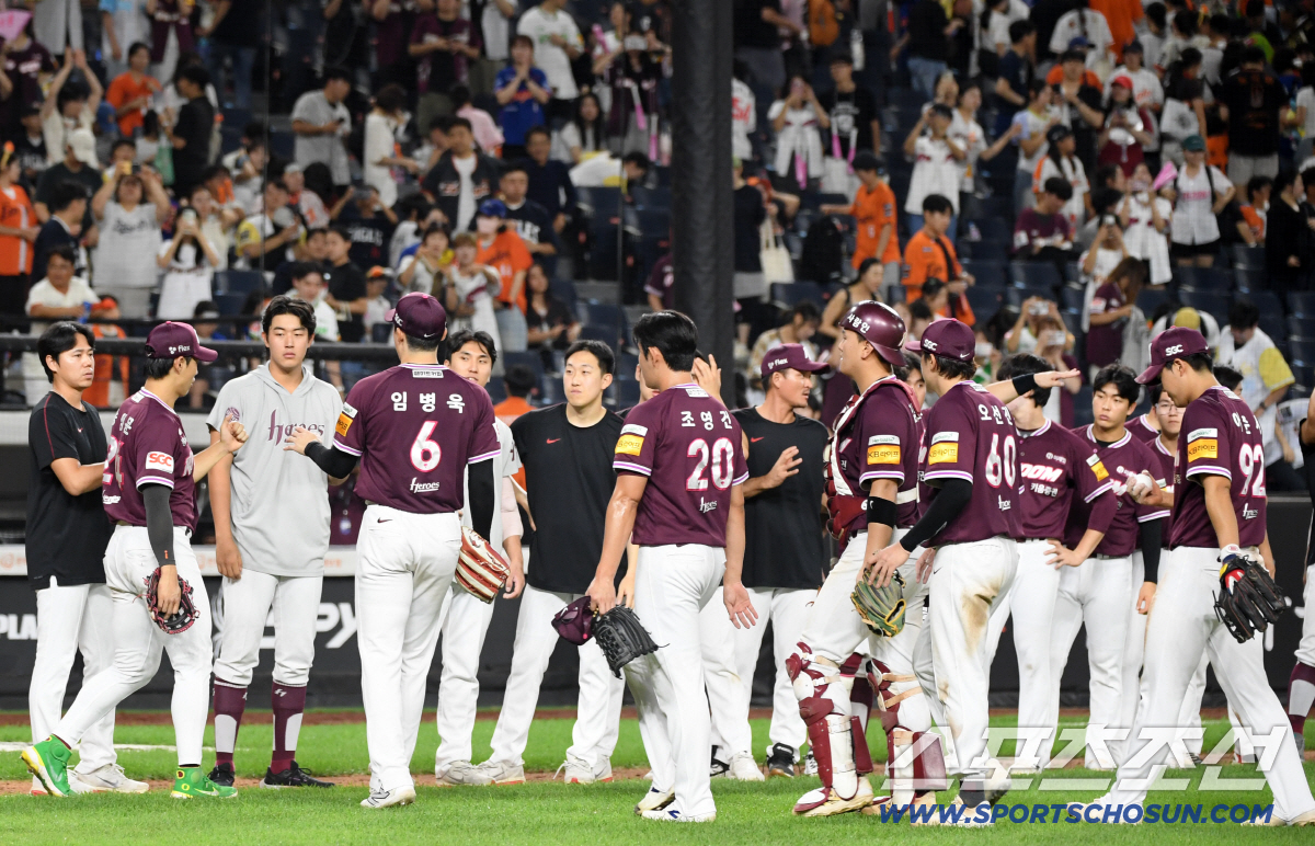 톨허스트 혼자 깨부수고, 문동주 8실점 굴욕 안기고...당신들 정체 대체…