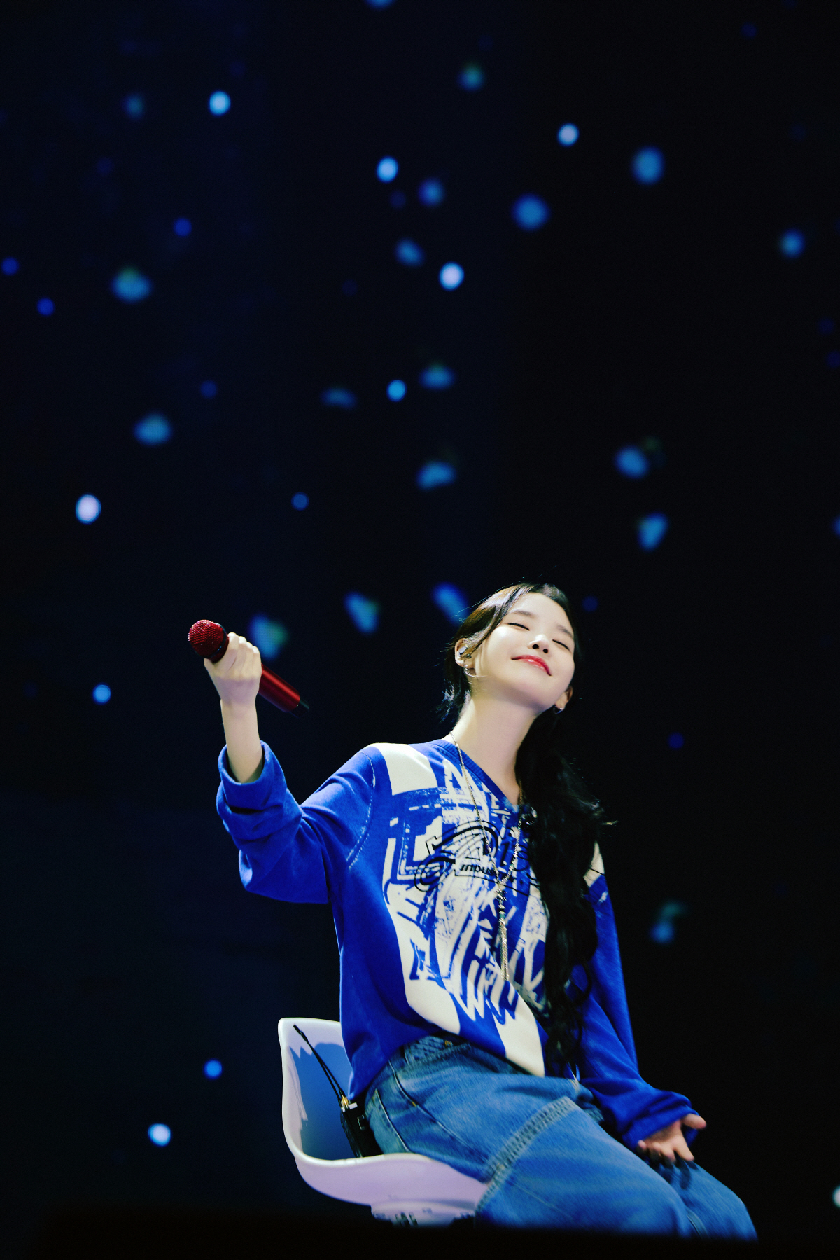 '데뷔 17주년' 아이유, 2년 만에 팬밋업..14곡 소화한 역대급 팬♥