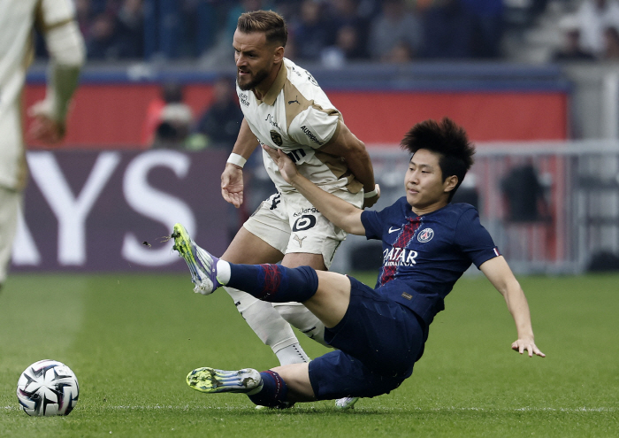 "검사 결과 기다려야" 이강인 위기, PSG 선발 복귀→오른쪽 발목 부상 OUT '얼굴 찡그린 채 교체'