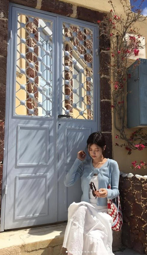 산토리니서 청순 비주얼 과시한 정소민…휴양지 패션 화려하네[SCin스타]