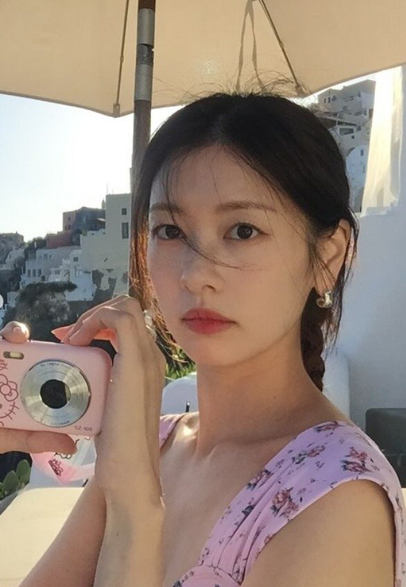 산토리니서 청순 비주얼 과시한 정소민…휴양지 패션 화려하네[SCin스타]