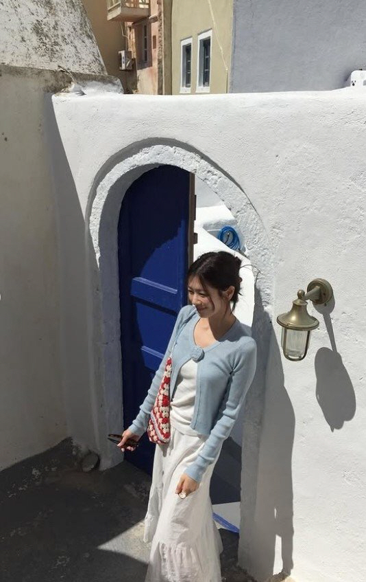 산토리니서 청순 비주얼 과시한 정소민…휴양지 패션 화려하네[SCin스타]