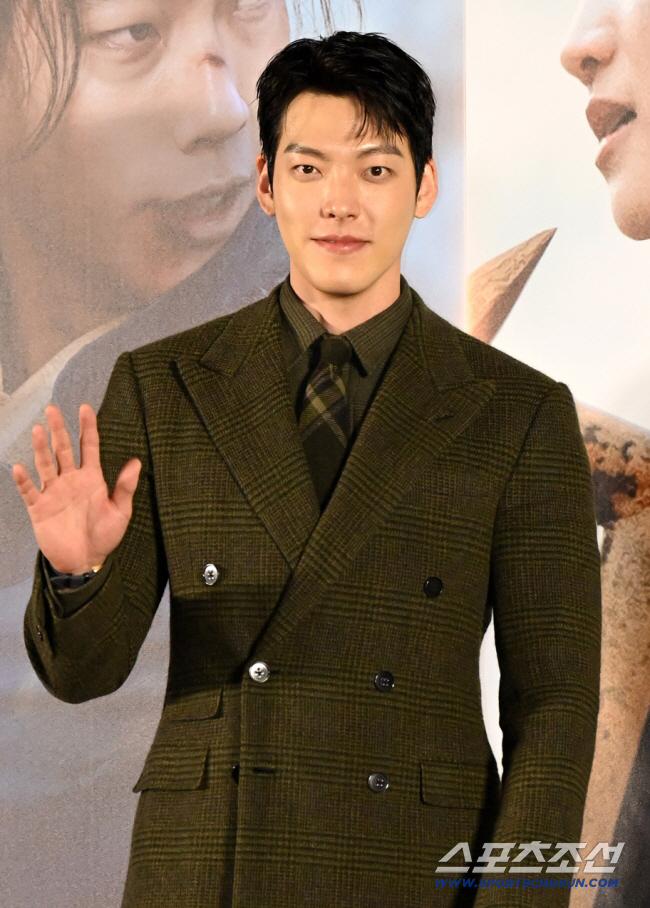 김우빈, 팬들 저녁값 깜짝 결제…"눈물의 랍스터&스테이크"