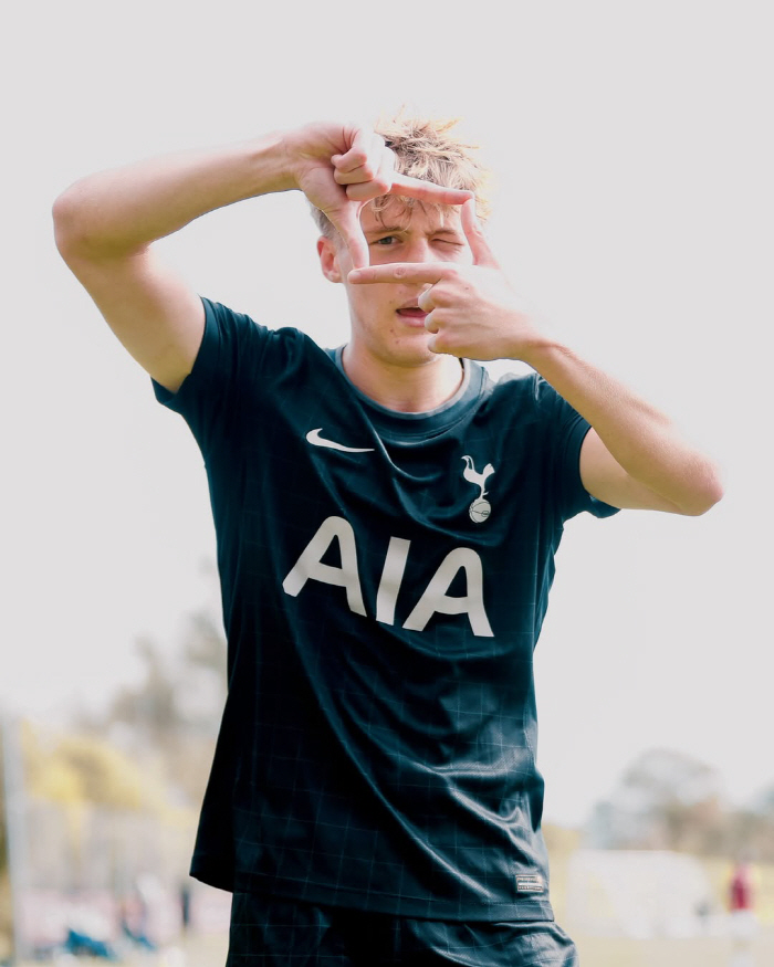 '손흥민처럼 토트넘 레전드 될래요' 너도 찰칵, 나도 찰칵...英유망주 모두 SON홀릭 '찰칵 세리머니 재현'