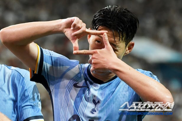 '손흥민처럼 토트넘 레전드 될래요' 너도 찰칵, 나도 찰칵...英유망주 …