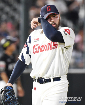 '롯데 이게 무슨 날벼락인가' 팬들은 가을만 기다리는데, 충격 이탈…복귀는 언제?