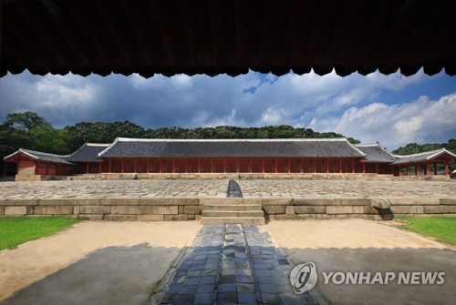세계문화유산 종묘 담벼락에 날벼락…기와 훼손 용의자 추적