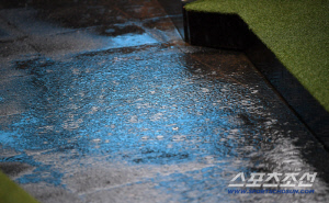 천둥.번개 동반 폭우 쏟아진 잠실구장, 순식간에 물웅덩이 생긴 더그아웃[잠실 현장]