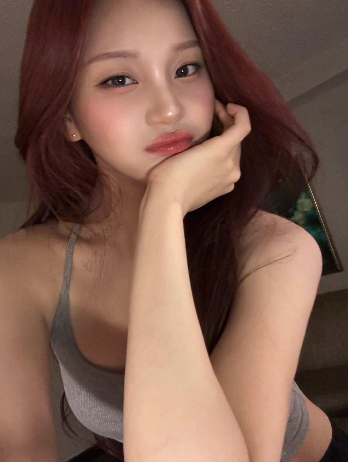 엄지, 언제 이렇게 성숙해졌나…물오른 미모로 요염하게 셀카[SCin스타]