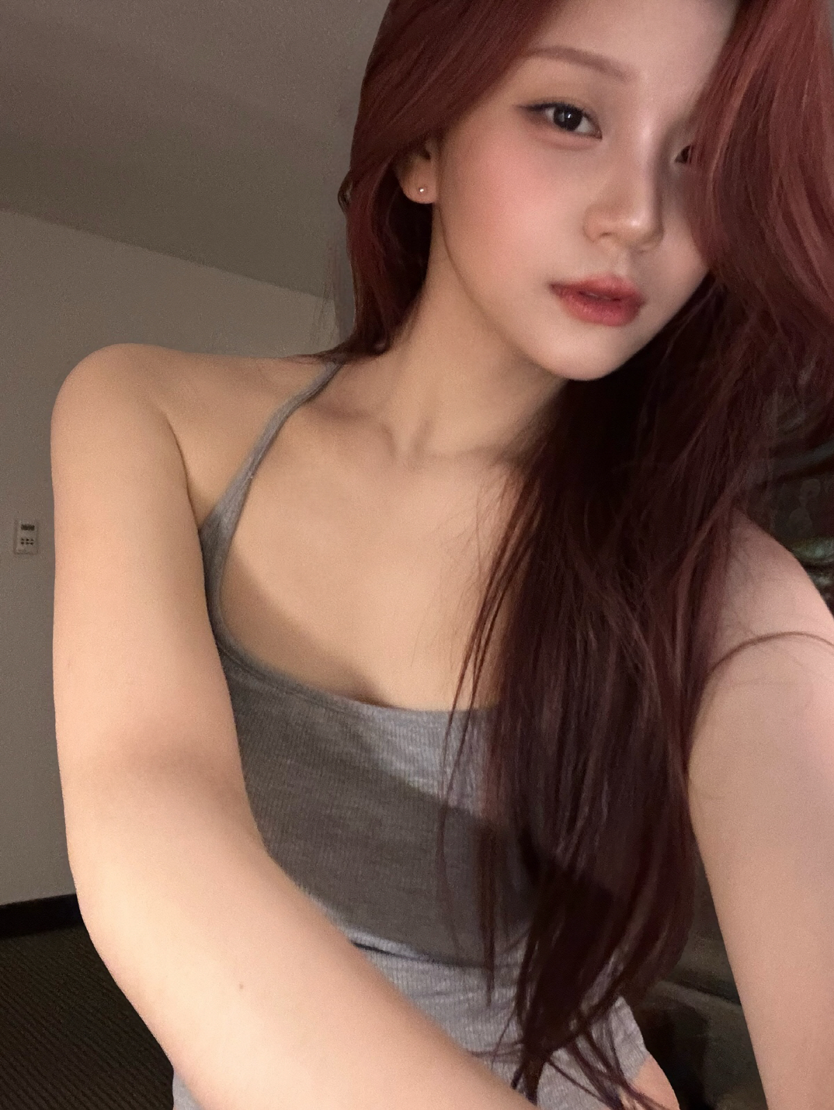 엄지, 언제 이렇게 성숙해졌나…물오른 미모로 요염하게 셀카[SCin스타]