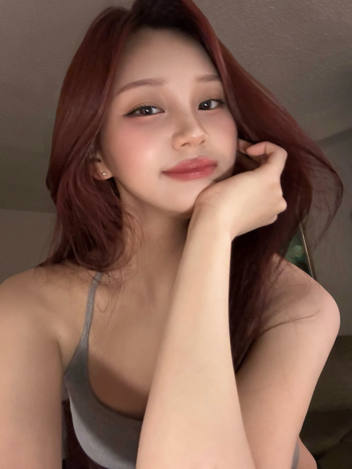엄지, 언제 이렇게 성숙해졌나…물오른 미모로 요염하게 셀카[SCin스타]