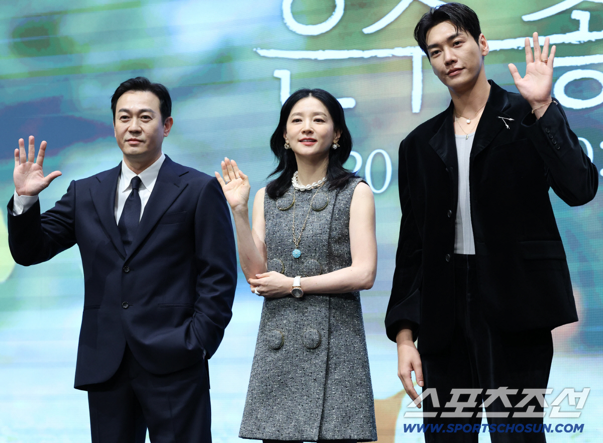 [SC현장]  "시청률 15% 목표"…'26년만 KBS 복귀' 이영애, …