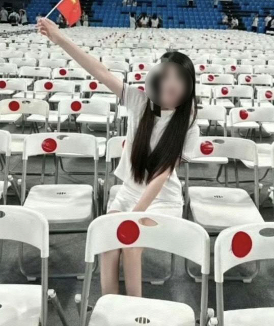 "이거 일장기 아냐?"…명문대, 빨간 원 부착 흰색 의자에 여론 뭇매