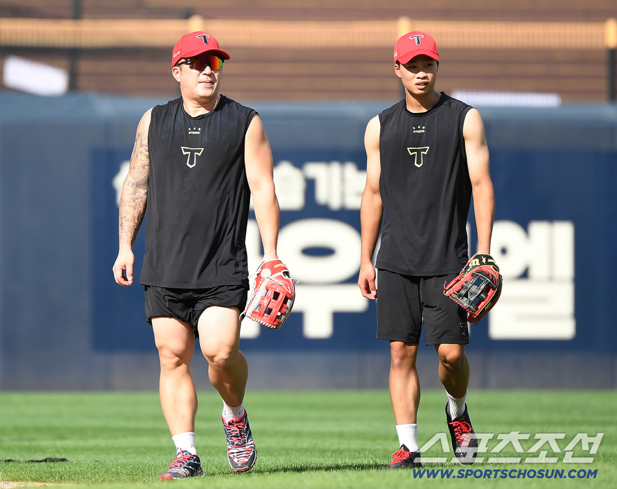 [포토] 최형우, 박재현과 함께 훈련