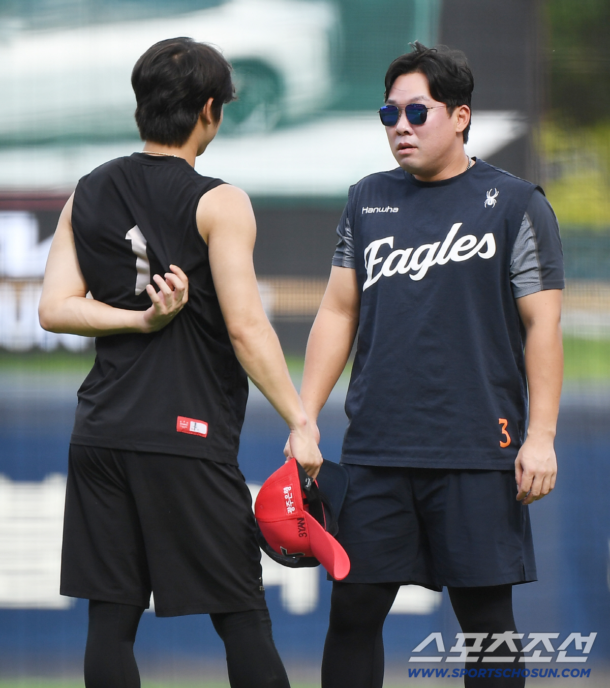[포토] 박찬호와 인사 나누는 안치홍
