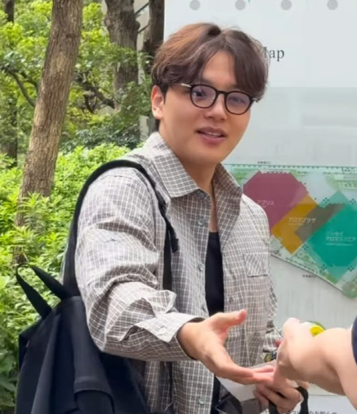 '확 커진' 여진구, 뿔테까지 꽉 채운 충격 비주얼