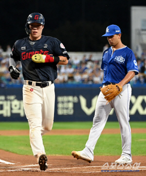 피치컴 쓰는데 사인미스? 강민호 왜 원바운드도 아닌 공 빠뜨렸을까 → 아무튼 롯데는 땡큐. 삼성 1회부터 허망한 실점