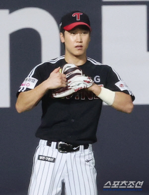 7월 이후 0.368 팀내 타율 1위를 벤치에 썩히다니... 염갈량의 결단은 전천후 내야수의 좌익수 선발 출전. 