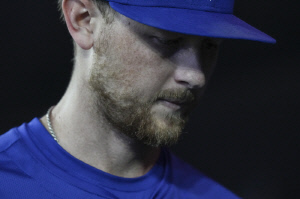 '류현진 꺾고 역대 2위' 한국 떠나 초대박, 그 투수 실종됐다…'ERA 7.02 폭등' 무슨 일이야