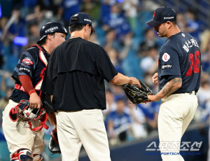 '민폐 더 끼치면 안 돼' ERA 10.50 단기 용병의 면담 요청.. 벨라스케즈 불펜행 이렇게 결정됐다 → 