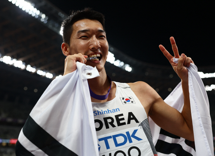 "아깝다!2cm" 우상혁 세계선수권 2m34,빛나는 銀! 끝까지 미소 잃지않은 '스마일점퍼'의 금빛 스포츠맨십[속보]