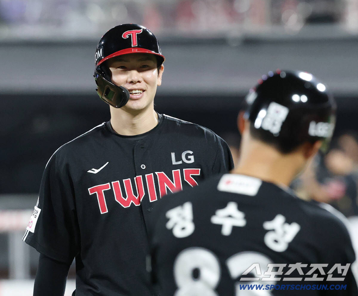 우천 107분 중단→11시42분 종료 '홈런 4방 8득점' LG, KT에…