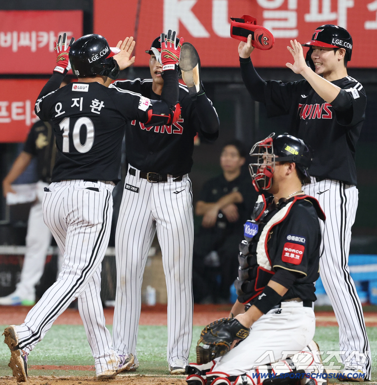 우천 107분 중단→11시42분 종료 '홈런 4방 8득점' LG, KT에…