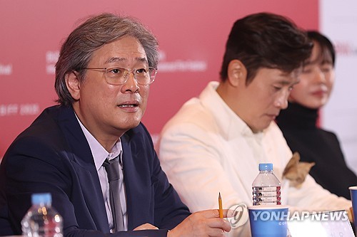 (부산=연합뉴스) 강민지 기자 = 박찬욱 감독이 17일 부산 해운대구 영화의전당 중극장에서 열린 제30회 부산국제영화제(BIFF) 개막작 '어쩔수가없다' 기자회견에서 질문을 듣고 있다. 2025.9.17 mjkang@yna.co.kr