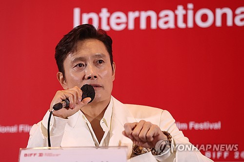 (부산=연합뉴스) 강민지 기자 = 배우 이병헌이 17일 부산 해운대구 영화의전당 중극장에서 열린 제30회 부산국제영화제(BIFF) 개막작 '어쩔수가없다' 기자회견에서 인사말을 하고 있다. 2025.9.17 mjkang@yna.co.kr