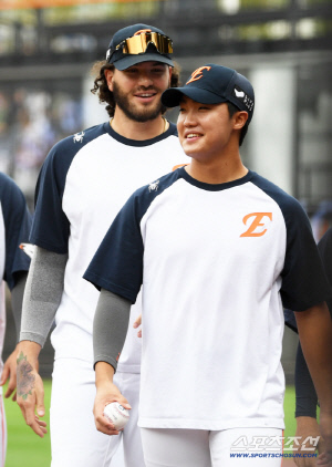 '역대 1위' 한화 원투펀치 류현진, 이런 혜택 다시는 없다…154㎞ 특급 루키 