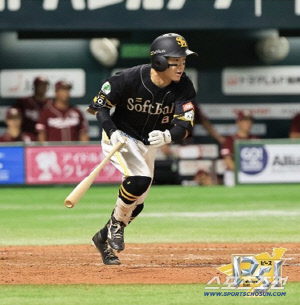 프로 15년차에 첫 '규정타석 타격왕' 도전이라니…33세 베테랑 남은 14경기 풀로 뛰면 목표 달성 가능[민창기의 일본야구]