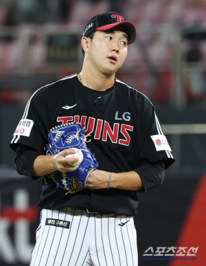 '유영찬 설마 너마저' 5점차 리드서 S기회 날려. 1이닝 3안타 2볼넷 2실점. 막판 LG 우승 가도 최대 변수되나[수원 포커스]