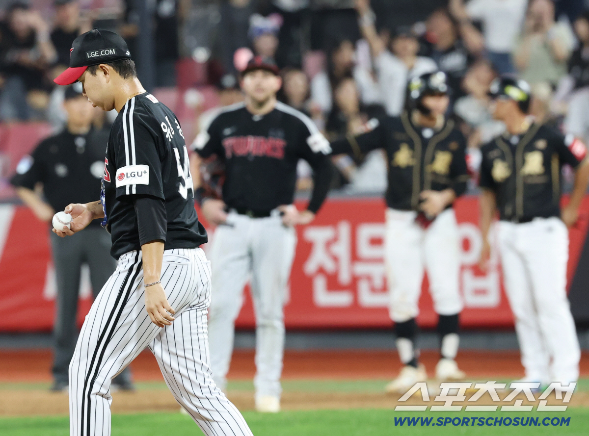 '유영찬 설마 너마저' 5점차 리드서 S기회 날려. 1이닝 3안타 2볼넷…