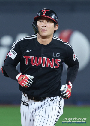 'KS 냄새 맡았다' 3차전의 그곳에서 9회 쐐기 스리런포. '롤렉스맨'의 부활에 LG팬들 가슴이 웅장해진다[수원 포커스]