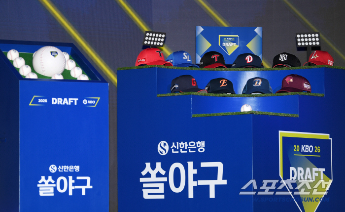 호명 순간 탄식! 드래프트 대혼란… '2순위 NC 파격', 내야수 신재인 전격 지명 [2026 신인드래프트]