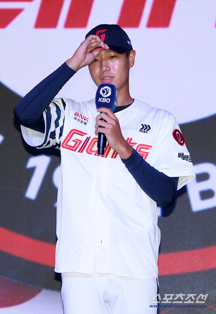 드디어 투수 나왔다…'4순위' 롯데, 동산고 신동건 지명 "1군에 보탬되겠다" [2026 신인드래프트]