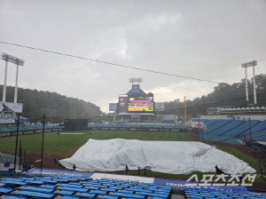 실시간 대구, 강풍 폭우! 라팍 대형 방수포 여렵게 전개 → 롯데-삼성전 예비일은 24일